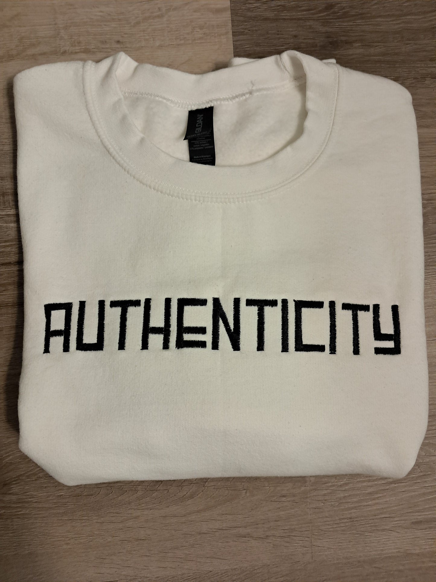 Embroidered "Authenticity" crew neck (White)